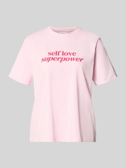 Produktfoto, T-Shirt mit geripptem Rundhalsausschnitt Modell 'NORA' von Vila in Rosa mit rotem Schriftzug, lockerer Schnitt, Baumwoll-Elasthan-Mix
