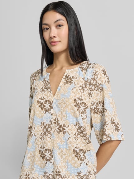 Kobiece modelka nosi Relaxed Fit Kurzarmbluse aus Viskose-Mix od s.Oliver RED LABEL, beżowo-brązowy wzór, zbliżenie na górną część ciała