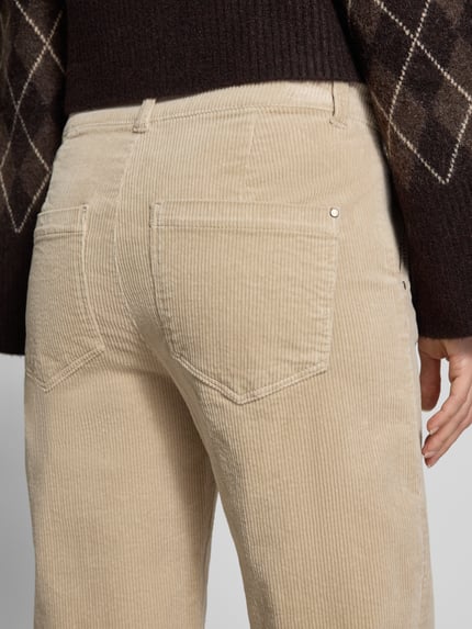 Frauenmodel trägt Cordhose mit französischen Eingrifftaschen von Christian Berg Woman, beige, Baumwoll-Mix, Barrel Fit, Nahaufnahme Rückansicht.