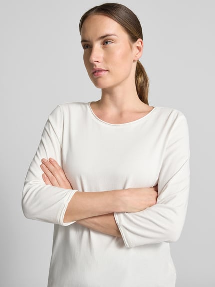 Frauenmodel trägt Regular Fit 3/4-Shirt aus reiner Baumwolle von s.Oliver RED LABEL in Cremeweiß, glatte Textur, Nahaufnahme Oberkörper.