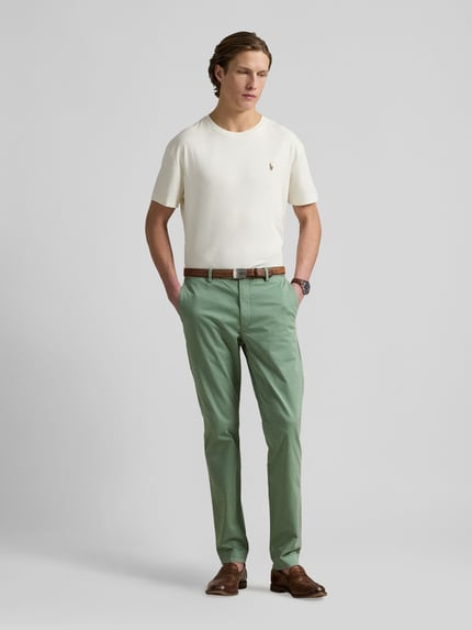 Mannenmodel draagt Regular Fit T-Shirt aus reiner Baumwolle van Polo Ralph Lauren in effen wit, korte mouwen, ronde hals, zoom in jersey katoen, logo-stitching applicatie, regular fit, volledige lichaamsvooraanzicht.