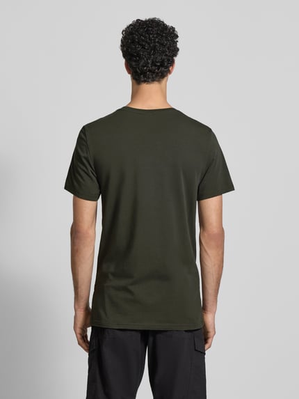 Mannenmodel draagt Slim Fit T-Shirt met Logo-Stitching van G-Star Raw in donkergroen, elastisch katoenmix, ronde hals, slim fit, ruglengte maat M 63 cm, volledige lichaamsweergave achterkant.