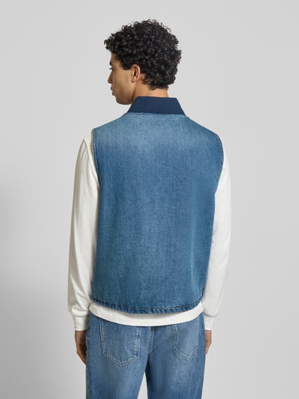 Männermodel trägt Regular fit bodywarmer in denimlook Model 'Sansome' van Levi's®, ruglengte 57 cm, schouderbreedte 42 cm, borstwijdte 43 cm, heren, ganzkörperansicht achteraan.