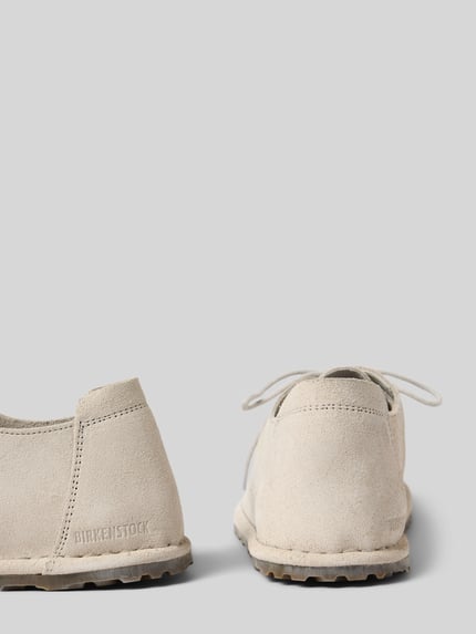 Produktfoto, buty sznurowane z modelu 'UTTI LACE' od Birkenstock, skóra welurowa, zaokrąglony czubek, profilowana podeszwa, wysokość obcasa w rozmiarze 40: 4 cm, wysokość cholewki w rozmiarze 40: 6 cm, szerokość w rozmiarze 40: 6 cm, jasnobeżowa faktura, detal tyłu i boków
