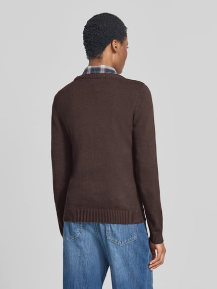 Frauenmodel trägt Strickpullover aus Viskose-Mix von VILA in Braun, taillierte Passform, gerippte Abschlüsse, Ganzkörperansicht Rückansicht.