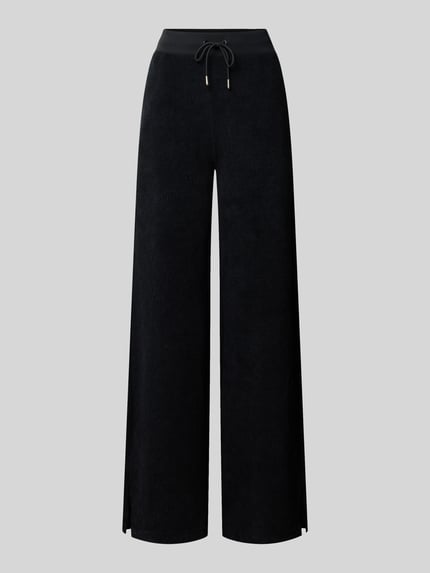 Produktfoto, Wide Leg Sweatpants mit Logo-Muster Modell 'LAUDOMIA' von GUESS, schwarze Farbe, elastischer Bund, Strukturmuster, Damen Sweatpants aus Material-Mix mit Stretch-Anteil, Länge 83 cm, schlichter Hintergrund.