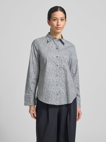 Kobiece model prezentuje Regular Fit Hemdbluse aus reiner Baumwolle od Marc O'Polo, wzór allover, krój regular fit, papertouch-popelina, bawełna, całkowity przód.