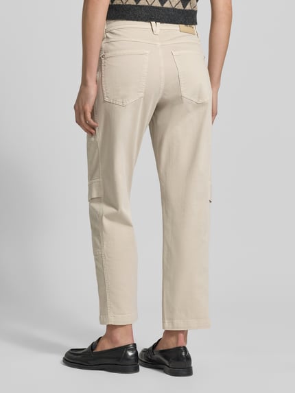 Männermodel trägt Straight Fit Cargohose aus Baumwoll-Mix Modell 'Ruby 2.0' von MAC, mieszanka bawełny i elastanu, prosty krój, zapięcie na guzik i zamek błyskawiczny, kieszenie wsuwane, kieszenie cargo, kieszenie z tyłu, ozdobne szwy, szerokość w rozmiarze 36: 41 cm, długość wewnętrzna nogawki w rozmiarze 36: 69 cm, widok całej sylwetki od tyłu.