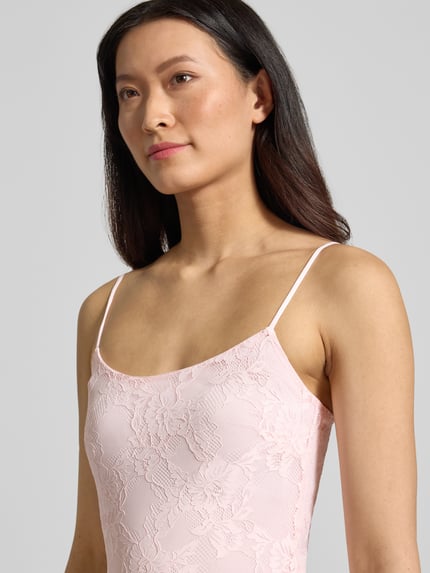 Vrouwenmodel draagt avondjurk uit elastische materiaalmix met kant, mouwloos design met spaghettibandjes, Vierkante hals, Model 'Victoria' van Forever New, midilengte, lichtroze, detailopname bovenlichaam. Context: Dames avondjurk van Forever New, elastische materiaalmix, aansluitende pasvorm, mouwloos, spaghettibandjes, vierkante hals, midilengte, onderrok ondoorzichtig, ruglengte maat 36: 109 cm, borstwijdte maat 36: 35 cm.