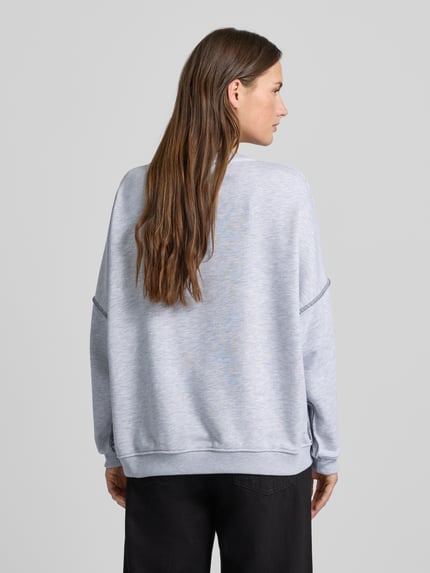 Frauenmodel trägt Sweatshirt mit Statement-Print von miss goodlife in Hellgrau, Reine Baumwolle, Lockerer-Schnitt, Gerippte-Abschlüsse, Rundhalsausschnitt, Ganzkörperansicht Rückansicht.