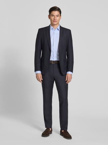 Männermodel trägt Businesshemd aus Baumwoll-Mix Modell 'H-JOE-K-C1' von BOSS in Hellblau mit feinem Webmuster, Ganzkörperansicht von vorne.