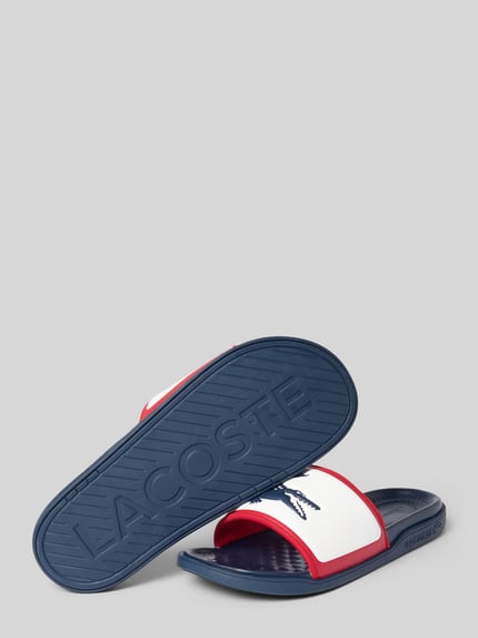 Produktfoto, Badeschuhe mit Logo-Print Modell 'SERVE SLIDE 1.0' von Lacoste, wielokolorowe, okrągły nosek, płaska podeszwa, struktura, napis z logo