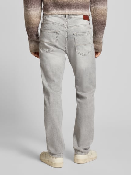 Männermodel trägt Straight Fit Jeans aus Baumwoll-Mix Modell 'CASH' von Pepe Jeans in Hellgrau, Label Patch, Ganzkörperansicht Rückansicht.