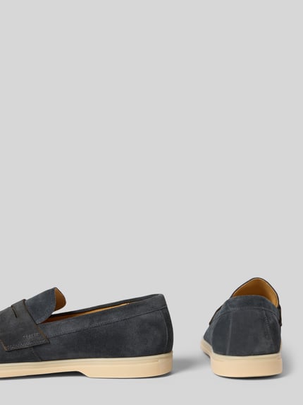 Produktfoto, Loafer aus echtem Leder in suèdelook von Carl Gross in donkerblauw met gladde zool, afgeronde pasvorm, herenhak, schachthoogte 7 cm, schachtbreedte 12 cm, hakhoogte 2 cm, maat 44.