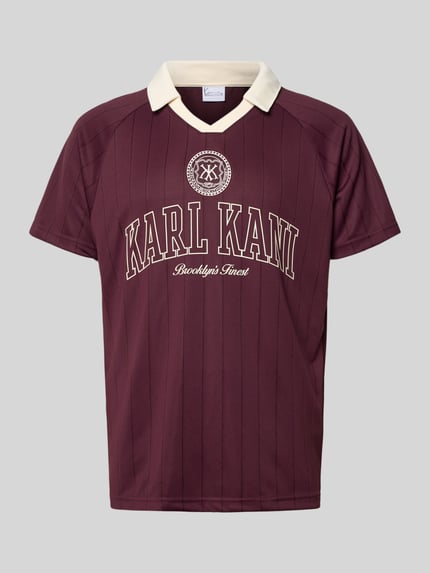 Produktfoto, Regular Fit T-Shirt mit Logo-Stitching Modell 'Heritage' von KARL KANI, Herren T-Shirt in Dunkelrot mit Umlegekragen, Rückenlänge 70 cm in Größe M.