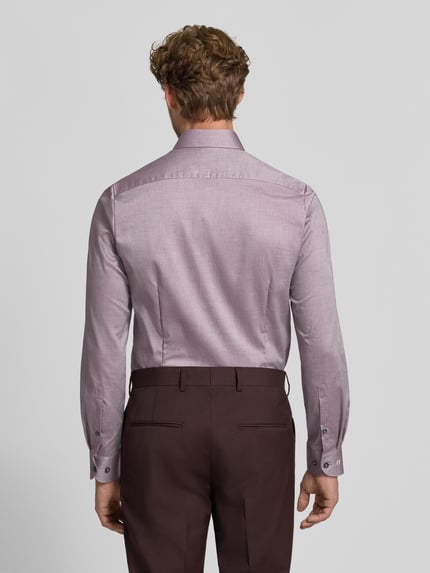 Männermodel trägt Body Fit Businesshemd aus Baumwoll-Mix von OLYMP in Hellviolett, glatte Textur, Ganzkörperansicht Rückansicht, Herren Businesshemd von OLYMP Level 5.