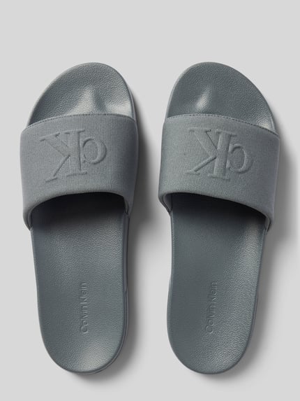 Produktfoto, Badeschuhe mit logodetail von CK Calvin Klein in einfarbigem Grau mit strukturierter Oberfläche, context: heren