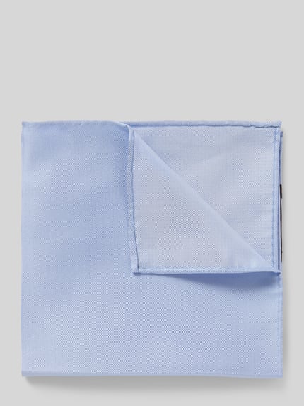 Produktfoto, Fein strukturiertes Einstecktuch aus Seide von Monti in hellem Blau, quadratische Form, Größe 27 x 28 cm, feine Textur.