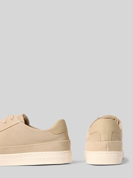 Produktfoto, Sneaker aus Leder mit Label-Detail von PS Poelman in Beige, abgerundete Spitze, Schnürung, Absatzhöhe 3 cm, Schafthöhe 7 cm, Schaftweite 10 cm, dezente Struktur auf glatter Oberfläche