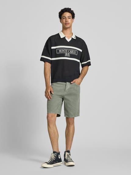 Männermodel trägt Regular Fit Jeansshorts aus reiner Baumwolle Modell 'EDGE' von Only & Sons, Denim-Optik, 5-Pocket-Design, Ganzkörperansicht von vorne.