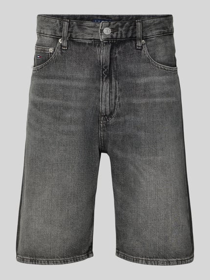 Produktfoto, Regular Fit Jeansshorts aus reiner Baumwolle von Tommy Jeans in grauer Denim-Optik mit Label-Patch, Logo-Stitching, 5-Pocket-Design