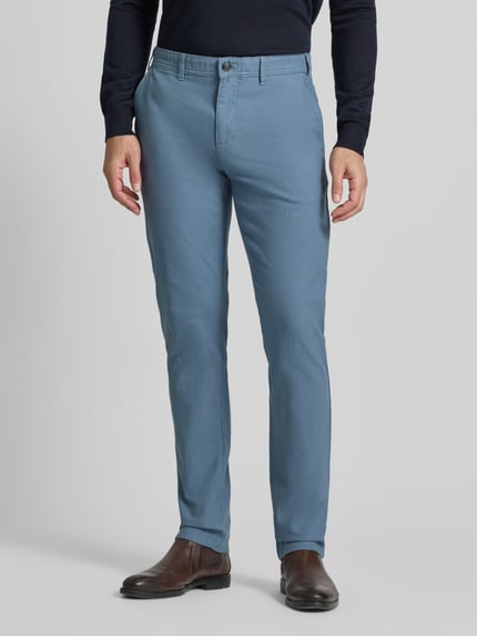 Männermodel trägt Stoffhose mit Gesäßtaschen von MCNEAL in Blau, Baumwoll-Mix mit Bio-Baumwoll-Anteil, Gerader-Schnitt, Nahaufnahme Oberkörper. Bundweite 46 cm, Innenbeinlänge 84 cm bei Größe 50, französische Eingrifftaschen, Knopf- und Reißverschluss.