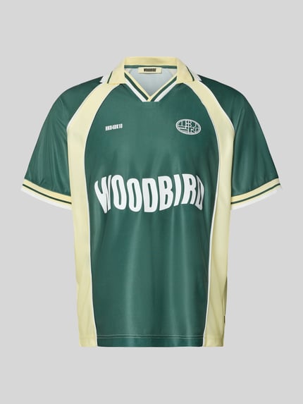 Produktfoto, Poloshirt mit Label-Print Modell 'Taka' von WOODBIRD in Grün und Creme, lockere Passform, kurzärmlig, Polokragen, sportlicher Look