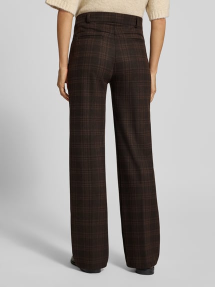 Frauenmodel trägt Super Slim Fit Weite Hose mit Baumwoll-Viskose-Anteil Modell 'LILLYTH' von Raphaela By Brax, kariertes Muster, dunkle Brauntöne, strukturierte Stofftextur, Ganzkörperansicht Rückansicht.