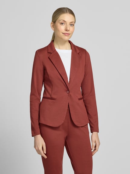 Vrouwenmodel draagt Slim Fit blazer met paspelzakken Model 'KATE' van ICHI van materiaalmix met viscose, Reverskraag, knoopsluiting, rood, gladde textuur, voorkant volledige lichaamsopname.