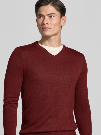 Männermodel trägt gebreide pullover aus wolmix mit V-hals, regular fit, ribboorden, Christian Berg Men, warme bordeauxrode kleur, nahaufnahme oberkörper