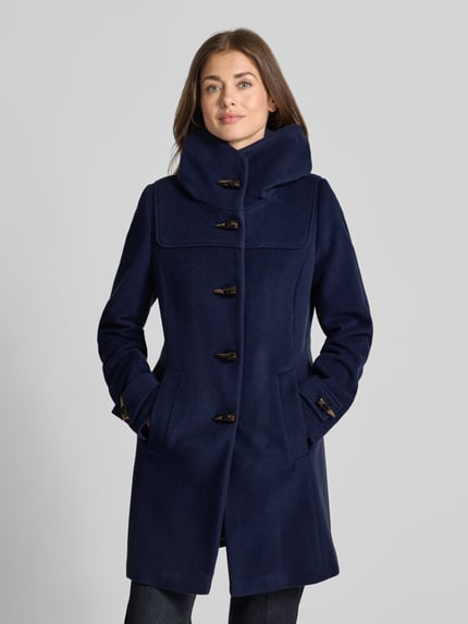 Frauenmodel trägt Jacke aus Schurwolle-Mix mit Ärmelriegeln Modell 'STEFFI' von Milo Coats in Dunkelblau, Ganzkörperansicht von vorne. Rückenlänge, Schulterbreite, Brustweite und Ärmellänge entsprechend Größe 36 laut Kontext. Regular Fit, Knopfverschluss, kaschmirhaltige Textur.