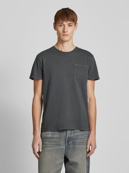 Tommy Jeans Regular fit T-shirt van katoen met borstzak Zwart - 4