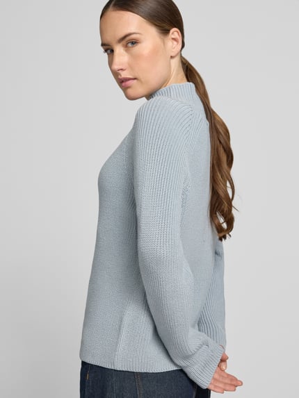 Frauenmodel trägt Regular Fit Pullover aus reiner Baumwolle von Marc O'Polo in Hellblau, grobe Strickstruktur, Ganzkörperansicht Rückansicht. Damen Pullover von Marc O'Polo.