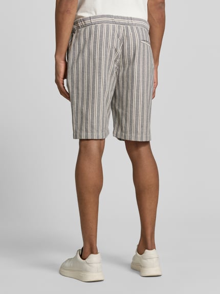 Männermodel trägt Bermudas mit Gesäßleistentasche und Kordelzug von MCNEAL aus Baumwoll-Mix, Streifenmuster, Ganzkörperansicht Rückansicht, Herren, Straight, elastischer Bund, französische Eingrifftaschen, Bundweite 46 cm, Innenbeinlänge 25 cm, Größe M.