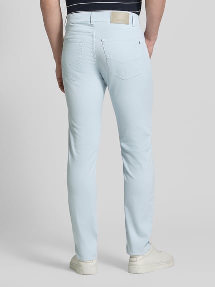 Mężczyzna nosi Regular Fit Hose mit Eingrifftaschen Modell 'Lyon' von Pierre Cardin, jasnoniebieski, bawełna z elastanem, szerokość w rozmiarze 32/32: 41 cm, długość nogawki wewnętrznej: 80 cm, krój regular fit, widok całej sylwetki z tyłu