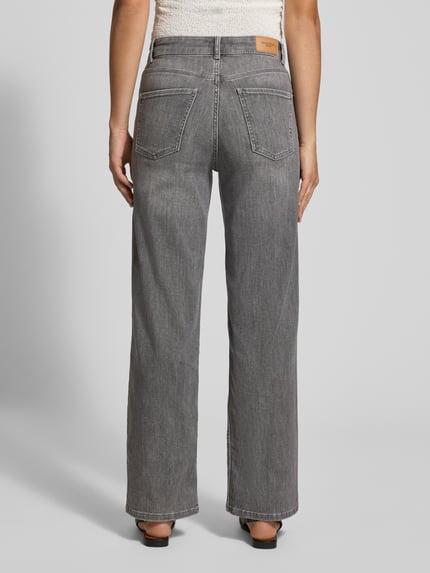 Frauenmodel trägt Straight Fit Jeans aus Baumwoll-Mix Modell 'Tomma' von Marc O'Polo in Grau mit sichtbarer Struktur, Ganzkörperansicht Rückansicht, Damen Straight Fit Jeans von Marc O'Polo DENIM.