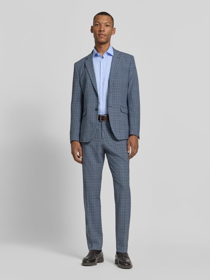 Männermodel trägt Slim Fit Sakko mit Brustleistentasche van Selected in gemêleerde look met fijn geweven motief, reverskraag, 2-knoopsluiting, knoopdetails, paspelzak op de borst, strookzakken en binnenzak, heren, gematigde blauwtinten, grijze ondertonen, gladde textuur, ganzlichaamsaanzicht van voren.