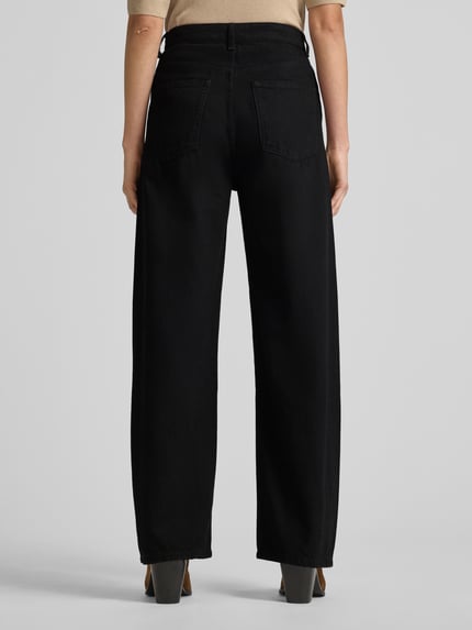 Frauenmodel trägt Barrel Jeans mit 5-Pocket-Design Modell 'CAROL' von Mango, reine Baumwolle, lockerer Schnitt, schwarze Farbe, Ganzkörperansicht Rückansicht.