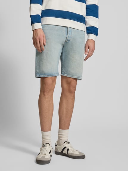Männermodel trägt Bermudas im 5-Pocket-Design Modell '501®' von Levi's®, hellblau, gerader Schnitt, Baumwoll-Mix, Ganzkörperansicht von vorne
