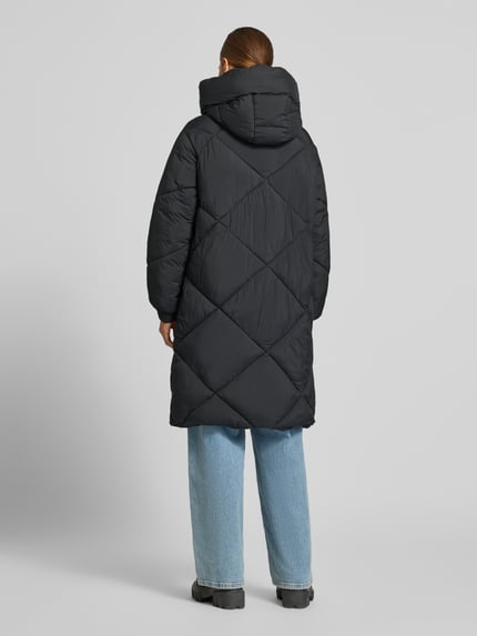 Frauenmodel trägt schwarzen, oversized Longline Puffer Coat mit Rautensteppung, Kapuze, Zweiwege-Reißverschluss und Kordeln von JAKE*S WOMAN CASUAL, Ganzkörperansicht Rückansicht.