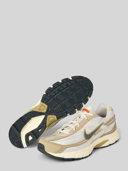 Produktfoto, Sneaker aus Leder-Mix mit Logo-Print Modell 'INITIATOR' von Nike, beżowe i białe odcienie, zaokrąglony krój, profilowana podeszwa, wysokość obcasa w rozmiarze 10: 6 cm, wysokość cholewki w rozmiarze 10: 6 cm, szerokość w rozmiarze 10: 6 cm