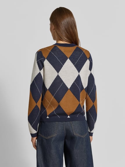 Vrouwenmodel draagt Regular Fit gebreid jack uit zuivere wol van GANT, grote ruitpatronen in blauw, bruin en wit, Dames, volledige rugaanzicht.