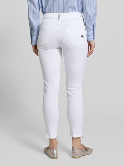 Frauenmodel trägt Jeans in 7/8-Länge Modell 'Italy' von Buena Vista aus weißem Baumwoll-Mix mit Stretch-Anteil, Slim-Fit, Ganzkörperansicht Rückansicht.