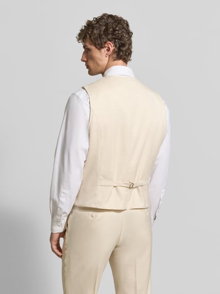 Mannenmodel draagt Regular Fit bodywarmer met reverskraag van MCNEAL in lichte kleur, materiaalmix met linnen, klepzakken, ruglengte bij maat 50: 60 cm, knoopsluiting, ganzebodyaanzicht achteraan.