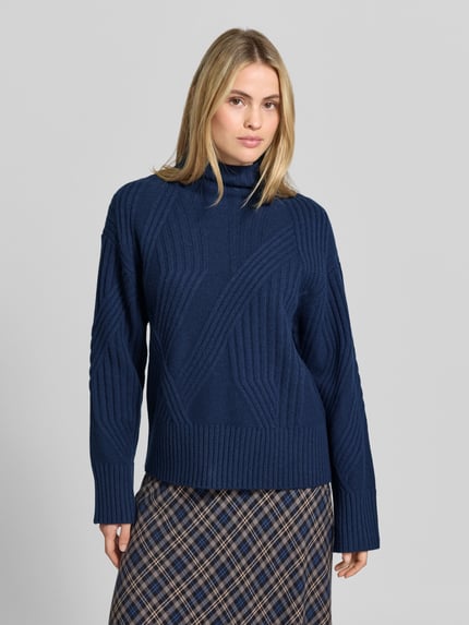 Frauenmodel trägt Pullover aus Kaschmir mit Strukturstrick von Joseph in Unifarbe, Strickoptik, gerippte Abschlüsse, Ganzkörperansicht von vorne.