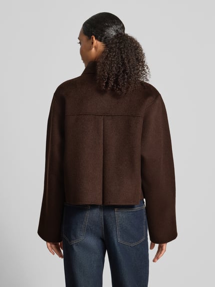 Frauenmodel trägt Regular Fit Hemdjacke aus Woll-Lyocell-Mix Modell Cafeta_DF von BOSS in Dunkelbraun, Damen Hemdjacke, Ganzkörperansicht Rückansicht.