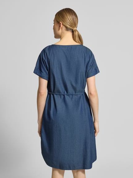 Modelka kobieca nosi Knielanges Kleid mit Bindegürtel von Christian Berg Woman, niebieski Lyocell-Baumwoll-Mix, prosty krój, długość do kolan, okrągły dekolt, pasek do wiązania, długość pleców w rozmiarze 36: 97 cm, szerokość w rozmiarze 36: 53 cm, długość rękawa w rozmiarze 36: 15 cm, widok całej sylwetki z tyłu.