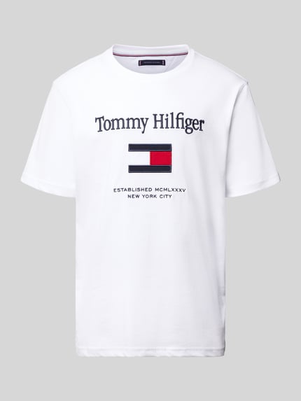Produktfoto, Regular Fit T-Shirt aus reiner Baumwolle von Tommy Hilfiger in Weiß, unifarbene Optik, kurzer Ärmel, Rundhals, Jersey-Textur, Label-Schriftzug und Label Stitching auf der Vorderseite