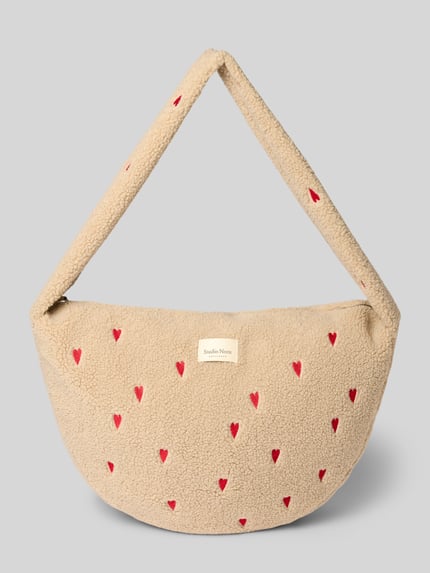 Produktfoto, Shoulder Bag aus Teddyfell mit Logo-Detail von Studio Noos mit Allover-Motiv-Stitching in Beige und Rot vor grauem Hintergrund, Hauptfach mit Reißverschluss, Schulterriemen, Maße ca. 49x37x11 cm, Riemenlänge 86 cm