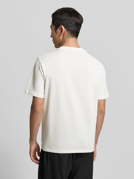 Männermodel trägt T-Shirt mit Label-Detail von Antony Morato in Weiß, reine Baumwolle, Regular Fit, Rückansicht, Ganzkörperansicht.